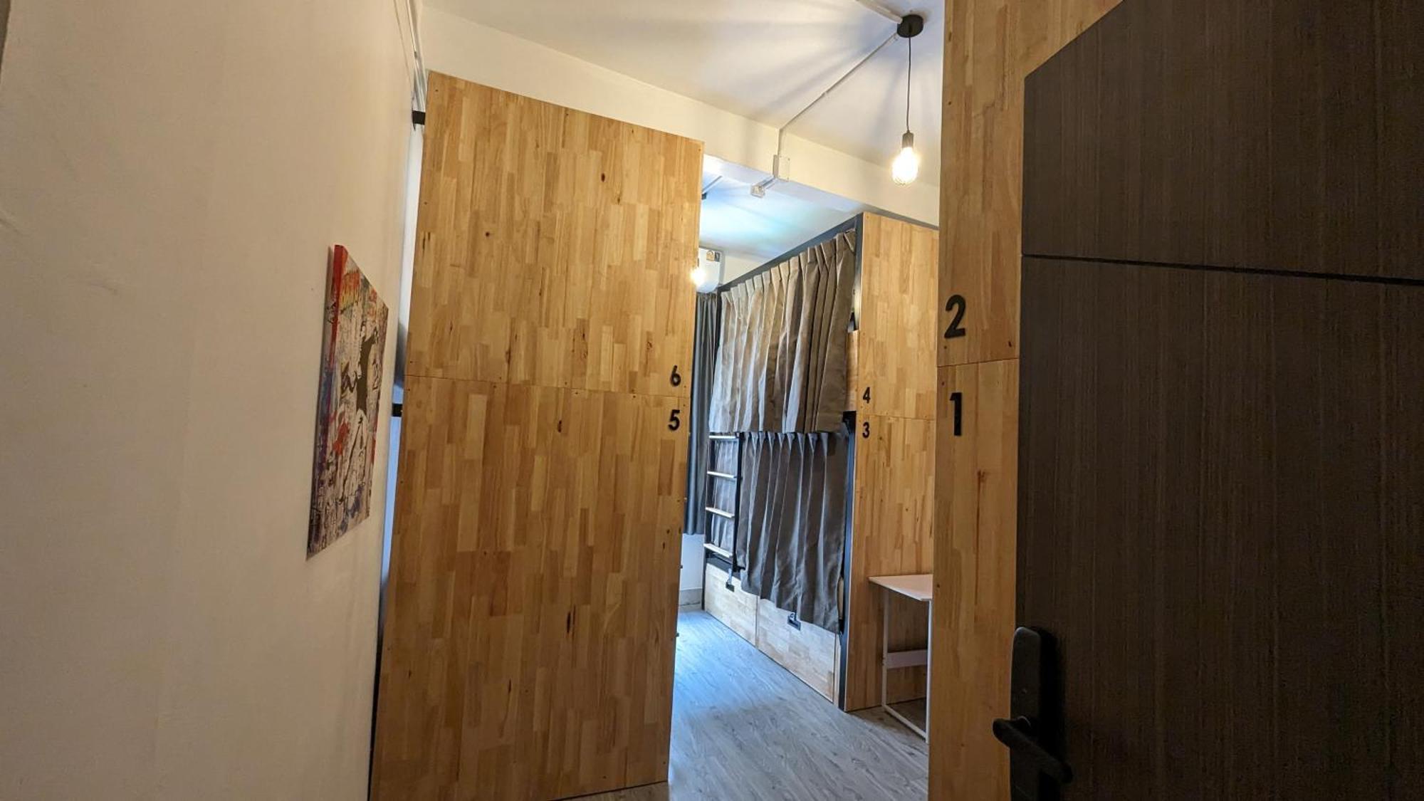 Urban Jungle Hostel Бангкок Екстер'єр фото