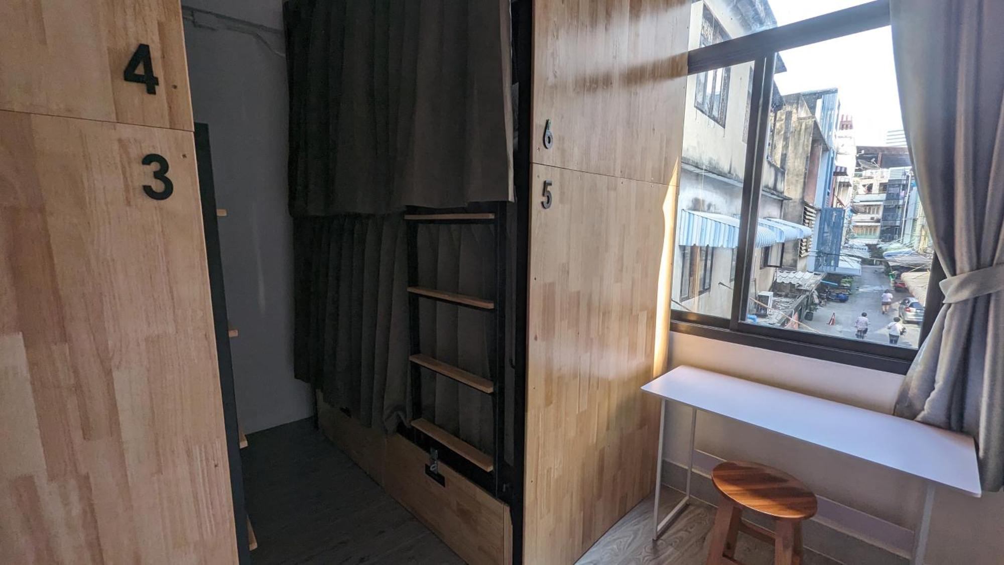 Urban Jungle Hostel Бангкок Екстер'єр фото