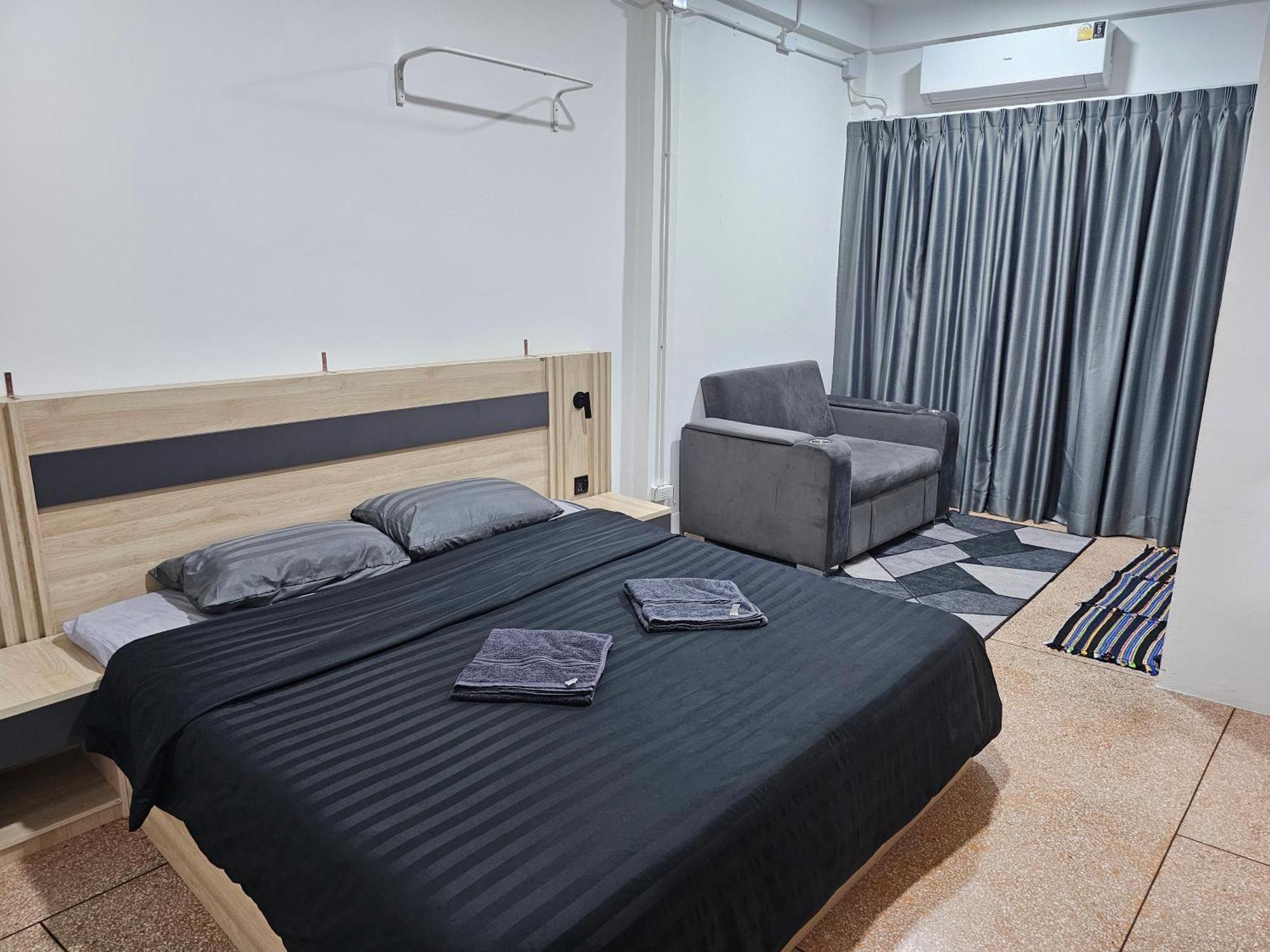 Urban Jungle Hostel Бангкок Екстер'єр фото